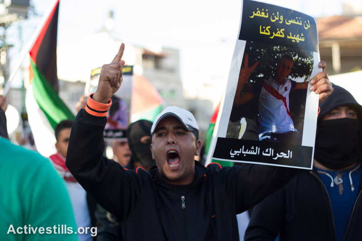 פלסטינים אזרחי ישראל מפגינים בעקבות הריגתו של ח'יר חמדאן, בכפר כנא, 8 בנובמבר, 2014. עימותים פרצו לאחר ששוטר ירה והרג את חמדאן, בן 22, במהלך פשיטה של המשטרה בעיר בלילה שלפני. (אקטיבסטילס)