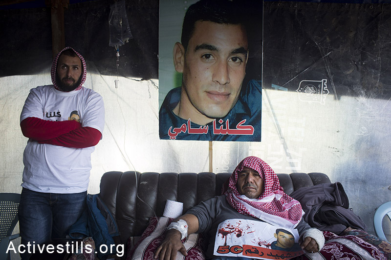 ח'אלד, אביו של סמי אל-ג׳עאר באוהל האבלים לפני הלווית בנו, רהט, 18 ינואר, 2015. אל-ג׳עאר בן ה-22 נורה למוות בידי שוטר במהלך פשיטה על העיר רהט, למרות שלא היה מעורב באירוע. מח"ש סגרה את החקירה. (אקטיבסטילס)