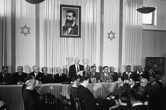 השינוי הגדול בתפיסה שלו בא עם השואה. דוד בן-גוריון מכריז על הקמת מדינת ישראל. 14 במאי 1948, תל אביב. 