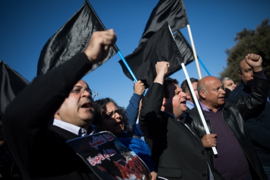 דגל שחור מונף על מעשי הממשלה הזו. ההפגנה במחאה על ההרס וההרג באום אל חיראן (צילום: יונתן זינדל, פלאש90)