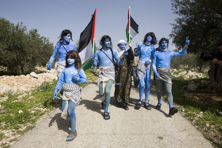 תושבי בלעין ופעילים ישראלים מחופשים לדמויות אווטאר, 2010 (אורן זיו / אקטיבסטילס)