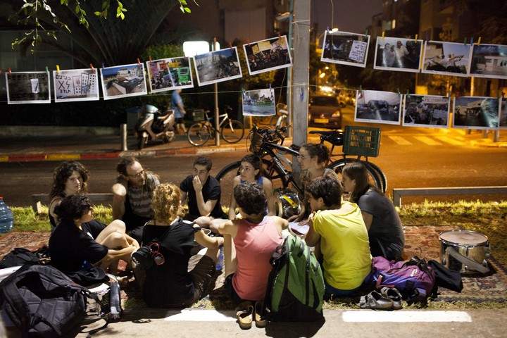 תערוכת רחוב של צילומים במהלך מחאת האוהלים ב-2011. שדרות רוטשילד תל אביב (אקטיבסטילס)