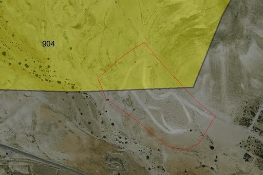 צילום אווירי של שטח אש 904. הקו האדום מסמן את הגדר את הגדר המקיפה את מסלול הראלי קרוס שנבנה במקום (צילום: דרור אטקס)