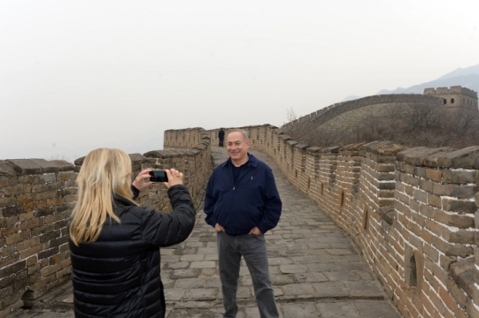 השפעת הקשר עם מעצמה לא דמוקרטית. בני הזוג נתניהו על רקע החומה הסינית השבוע (צילום: חיים צח, פלאש90)