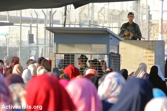 פלסטינים "ברי מזל" שזכו להיתר להיכנס למזרח ירושלים ולהתפלל ביום שישי האחרון של רמדאן, נתונים לחסדיהם של החיילים במחסום קלנדיה (אחמד אל באז/ אקטיבסטילס)