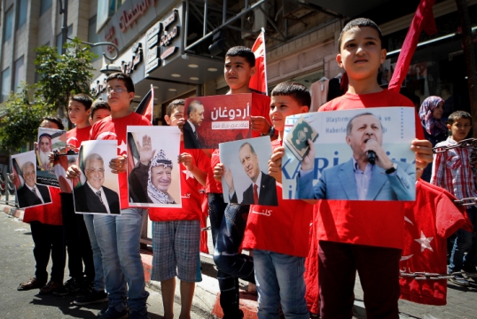 נערים פלסטינים מציגים את תמונתו של ארדואן יחד עם מנהיגים פלסטינים בהפגנת תמיכה בחברון, מיד לאחר ניסיון ההפיכה בתורכיה (צילום: ויסאם השלמאון, פלאש 90)