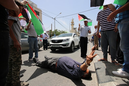 מפגין חוסם את הכביש בהפגנה היום בחווארה (צילום: אחמד אל באז, אקטיבסטילס)