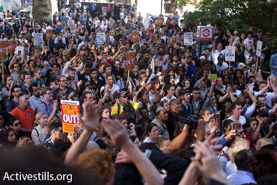 המחאה בלונדון מול בניין המועצה בקנזינגטון (צילום: אורן זיו, אקטיבסטילס)