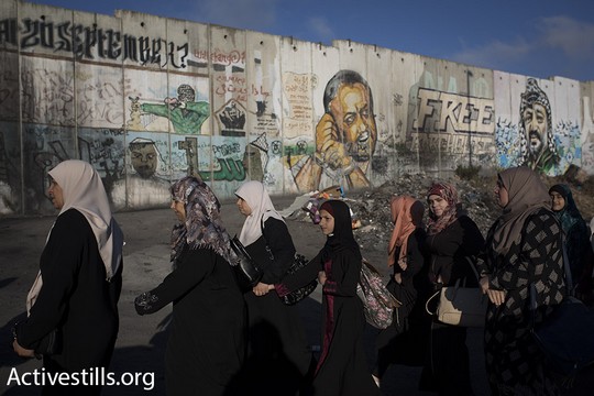 נשים בדרך לירושלים. ברקע תמונתו של המנהיג הפלסטיני מרואן ברגותי. יום שישי הראשון של חודש רמדאן. 2 ביוני 2017. (אורן זיו/אקטיבסטילס)