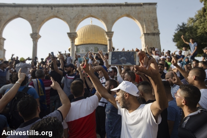 פלסטינים חוגגים את החזרה למסגד אל אקצה, 27.7