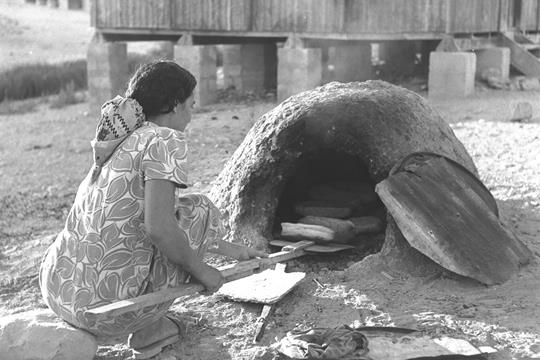 מהגרת מכינה עוגות בתנור אבן ישן בירוחם בנגב (צילום: לשכת העיתונות הממשלתית)