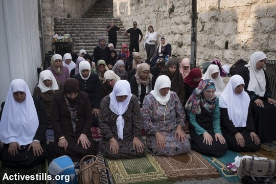 נשים מתפללות במחאה על מכשירי המגנומטרים שהוצבו בכניסות למסגד אל אקצא ומפירות את הסטטוס קוו (אורן זיו/אקטיבסטילס)