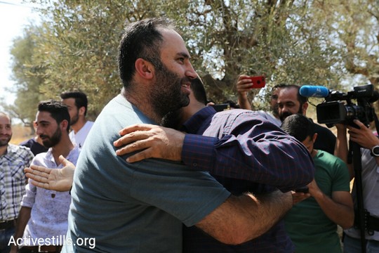 קבלת פנים במרכז "צעירים נגד התנחלויות" בחברון לפעיל זכויות האדם עיסא עמרו שהשתחרר לאחר שישה ימי מעצר בידי הרשות הפלסטינית (אורן זיו/אקטיבסטילס)