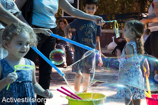 פעילות לילדים בפסטיבל סולידריות עם התיאטרון הערבי-עברי ביפו (קרן מנור/אקטיבסטילס)