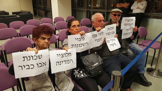 תושבי אבו כביר מוחים בישיבה של מועצת העיר תל אביב-יפו (צילום: מיכאל סולסברי-כורך)
