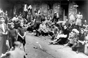 ניצולי הטבח בקיילצה (צילום: יד ושם, מתוך ויקימדיה)