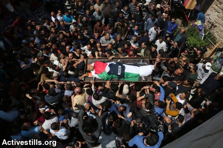 מסע הלוויתו של צלם העיתונות יאסר מורתג'א שנהרג מאש חיילים במהלך צעדת השיבה. עזה, 7 באפריל 2018. (מוחמד זאנון / אקטיבסטילס)