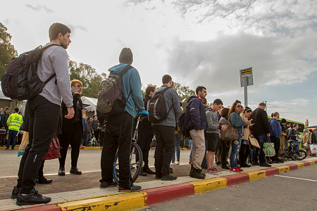 מחכים לאוטובוס בתל אביב. מחקרים מראים שתחבורה ציבורית חינם מצמצמת פערים (צילום: פלש90)