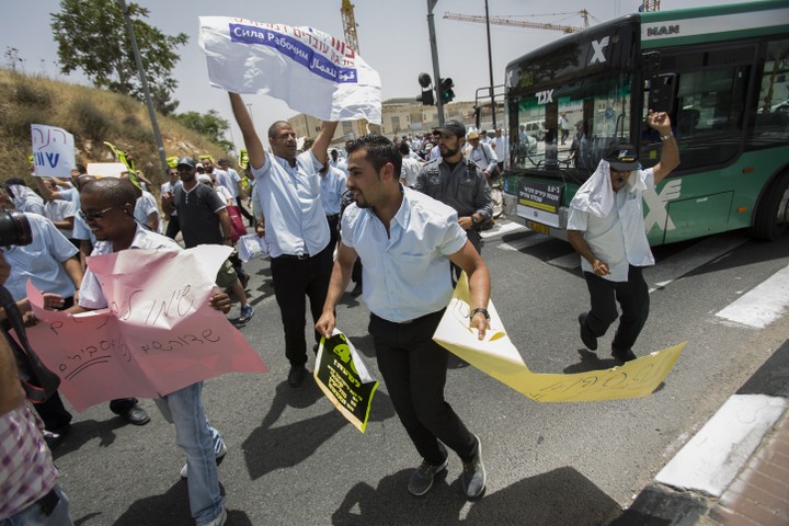 נהגי "אגד תעבורה" המאוגדים בכוח לעובדים מפגינים מול משרד התחבורה ב-2015 (יונתן זינדל / פלאש90)