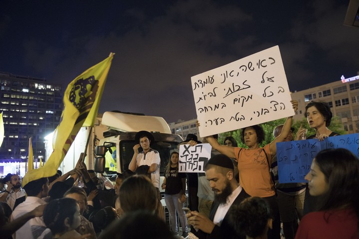 מפגינות מחוץ למתחם משיח בכיכר (אורן זיו / אקטיבסטילס)