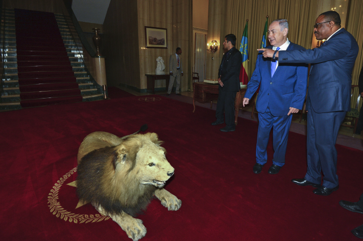 נתניהו עם ראש הממשלה הקודם מסלן בביקור באדיס אבבה. לישראל אינטרסים גם באתיופיה וגם באריתריאה (צילום: קובי גדעון/ לע"ם)