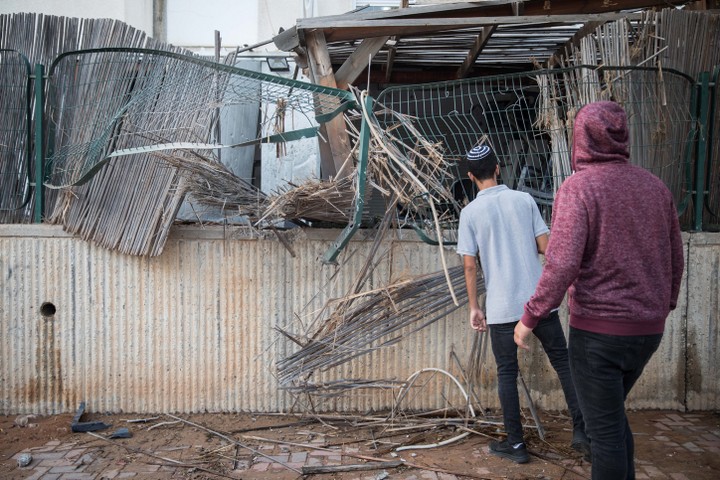 תושבים בשדרות סודקים פגיעה בבית בעיר שנפגע מרקטה. לכולם ברור שצריך הסכם מדיני (צילום: הדס פרוש/ פלאש 90) 