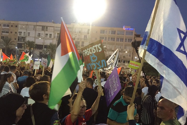 דגל ישראל ודגלי פלסטין בהפגנה נגד חוק הלאום בתל אביב (חגי מטר)
