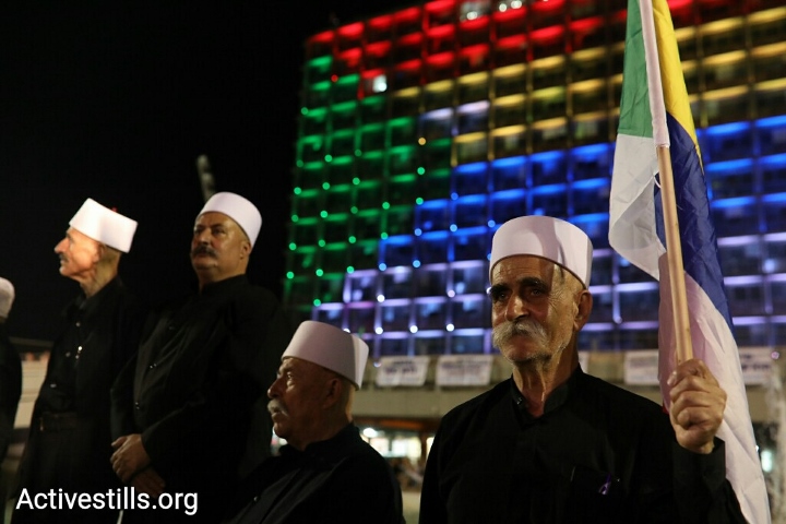 עיריית תל אביב מוארת בצבעי הדגל הדרוזי בהפגנה נגד חוק הלאום (אורן זיו / אקטיבסטילס)
