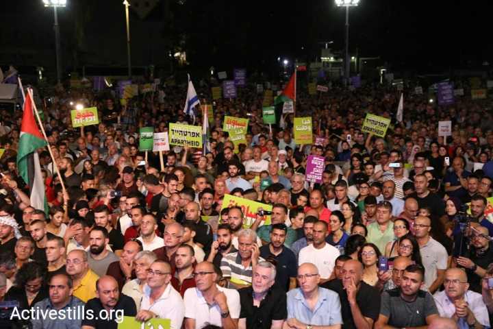 מפגינים פלסטינים ויהודים, מפגינים בכיכר רבין נגד חוק הלאום (אורן זיו/ אקטיבסטילס)