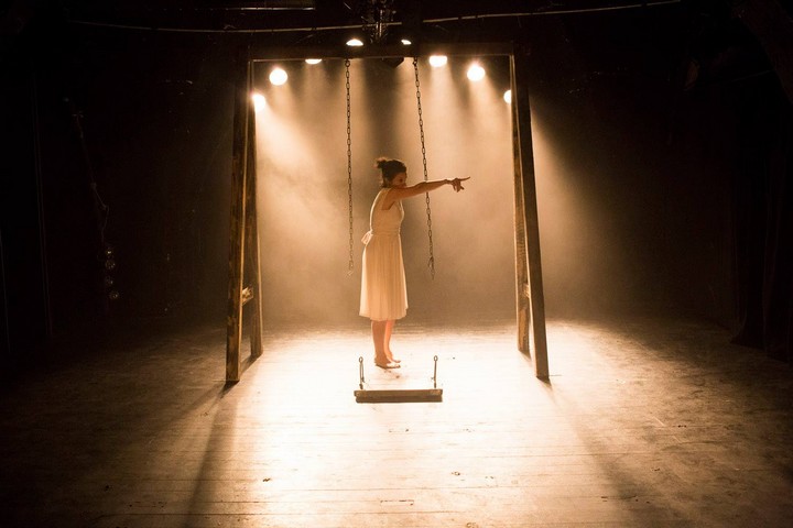 השחקנית רחיק חאג׳ יחיא בהצגה "סיפור שטרם נולד" שתעלה בפסטיבל (באדיבות תיאטרון א-סראיא)