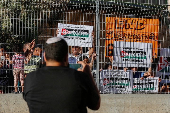מחאה של פלסטינים נגד גדרות חדשות בחברון. ה-BDS שינה את דרך המאבק הפלסטינית (צילום: ויסאם השלמון / פלאש 9