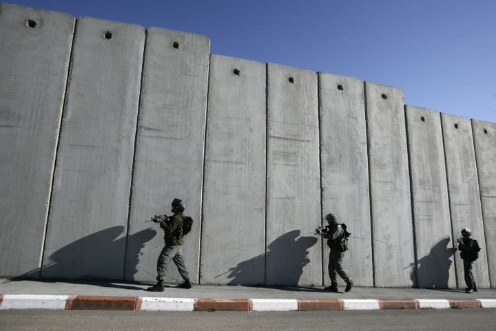 חיילים ליד חומת ההפרדה. ה-BDS דרש לא התעסק רק בכיבוש (צילום: עביר סולטן / פלאש 90)