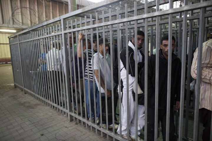 פועלים פלסטינים במחסום בדרך לעבודה בישראל. הסכם אוסלו רק הרע את המצב (צילום: יונתן סינדל / פלאש 90)