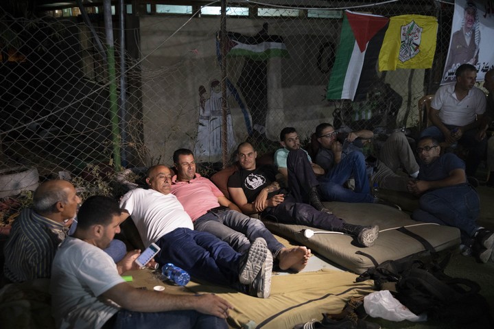 מתכוננים לדחפורים. פעילים פלסטינים, בינלאומיים וישראלים בח'אן אל אחמר. (אורן זיו / אקטיבסטילס)