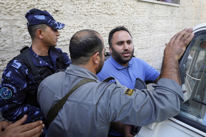 פעיל זכויות האדם הפלסטיני עיסא עמרו נעצר על ידי שוטרים פלסטינים בביתו בחברון ב-7 בספטמבר 2017, לאחר שמתח ביקורת ברשתות החברתיות על מעצרו של עיתונאי פלסטיני (וויסאם השלמון / פלאש 90)