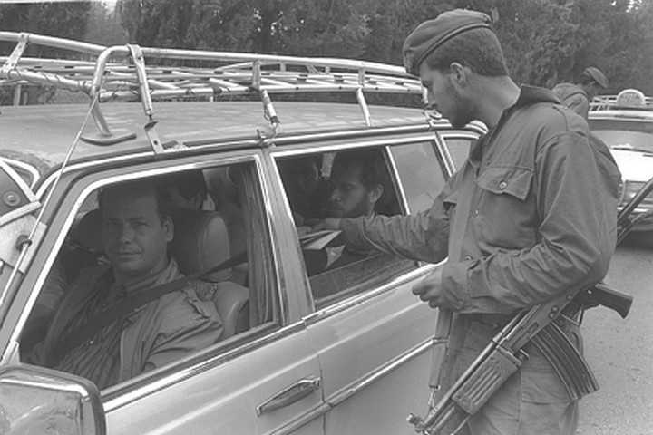 חייל במחסום באינתיפאדה הראשונה. לא יכולתי לראות חיילים (צילום: יעקב סער / לע"מ)