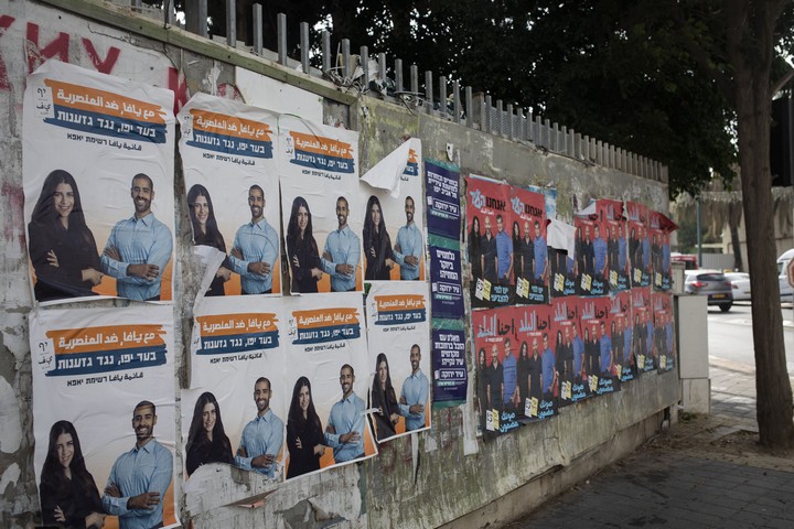 שלטי בחירות של רשימת "יאפא "לצד שלטים של "אנחנו העיר", תלויים ברחובות יפו (אורן זיו / אקטיבסטילס)