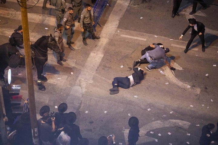 שוטרים חובטים במגינים חרדים מהפלג הירושלמי. המפגינים מוחים על מעצרו על עריק. בני ברק 1 בנובמבר 2018 (אורן זיו / אקטיבסטילס)
