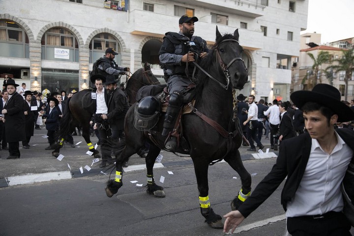 שוטרים על סוסים שועטים לעבר המפגינים. מחאת הפלג הירושלמי על מעצרו על עריק. בני ברק 1 בנובמבר 2018 (אורן זיו / אקטיבסטילס)
