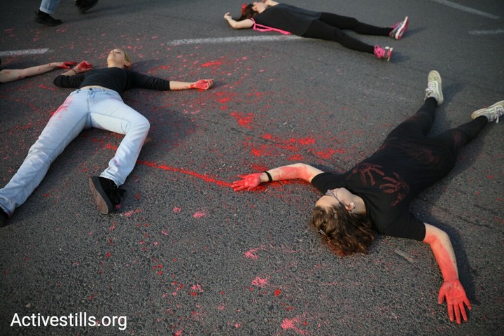 "דם נשים לא הפקר". מפגינות שפכו צבע אדום מול משרדי הממשלה בתל אביב וחסמו את צומת עזריאלי במחאה על רצח נשים. 24 נשים נרצחו מתחילת השנה. 27 נובמבר 2018 (אורן זיו / אקטיבסטילס)
