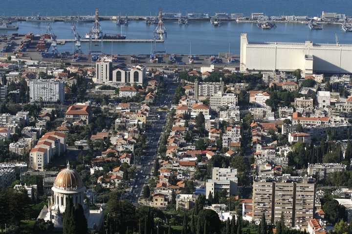 המושבה הגרמנית והנמל, מבט מהכרמל. הערבים בחיפה צריכים להרגיש שהעיר שייכת להם (צילום: מיכל פתאל / פלאש 90)