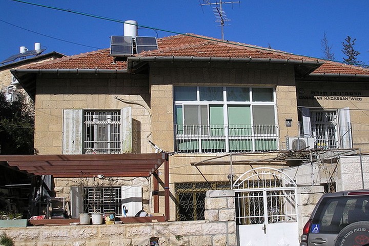 פעם היה כאן ביתו של ח'ליל אל-סכאכיני. בית המשפחה, כיום ברחוב יורדי הסירה בשכונת קטמון בירושלים, משמש בחלקו כבית פרטי, וחלקו גן של ויצ"ו. (צילום: אבי דרור, ויקימדיה, CC BY-SA 3.0)