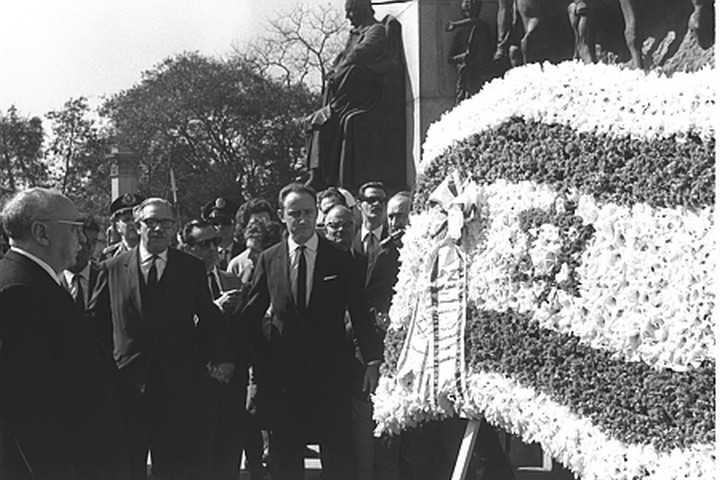 נשיא ישראל זלמן שז"ר מניח זר על קבר החייל האלמוני בברזיל בביקור ב-1966, שנתיים אחרי עליית הדיקטטורה (צילום: לע"מ)