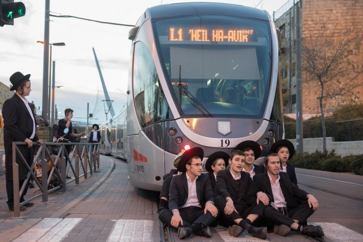 אנשי "הפלג הירושלמי" קוראים תיגר על חוק הגיוס. חוסמים את הרכבת הקלה בירושלים (צילום: נועם רבקין פנטון)