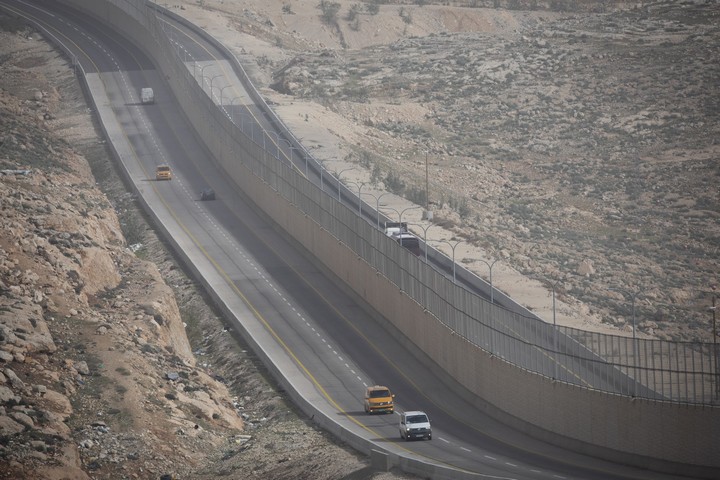 מבט כללי על כביש 4370 . מצד שמאל החלק הפלסטיני, מצד ימין הישראלי (אורן זיו / אקטיבסטילס)