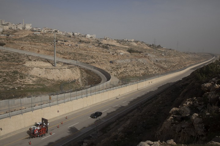 מבט על הצד הישראלי של הכביש. ברקע החומה המקיפה את ענתא ומחנה הפליטים שועפט (אורן זיו / אקטיבסטילס)