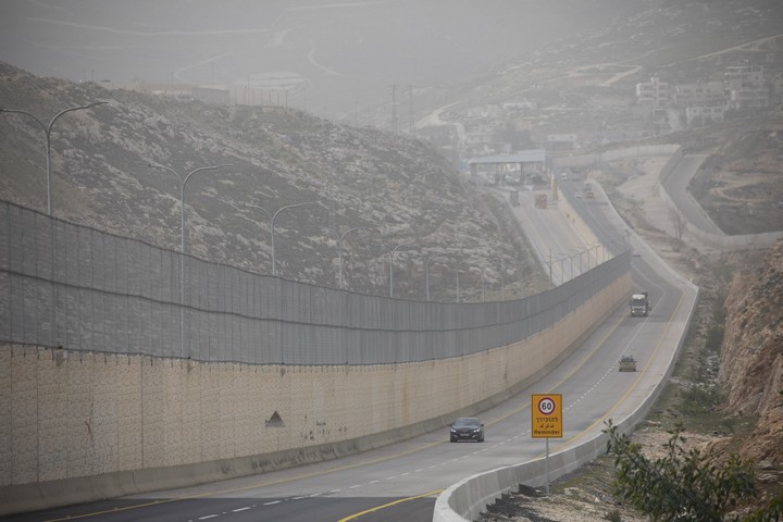 הצד הפלסטיני של כביש 4370. ברקע בצד השני נראה המחסום שבקצה הקטע הישראלי (אורן זיו / אקטיבסטילס)