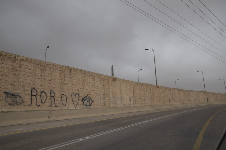 ויש כבר גרפיטי. חומת ההפרדה בצד הפלסטיני של כביש 4370 ליד העיירה א-זעים (אורן זיו / אקטיבסטילס)