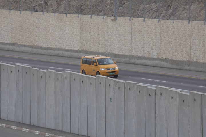 מונית פלסטינית בקטע הכביש בו יש חומות משני הצדדים (אורן זיו / אקטיבסטילס)
