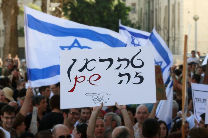 ההגדרה של "חילונים" מול דתיים" מחטיאה את המטרה. הפגנה נגד סגירת חניון בשבת בירושלים (צילום: אורי לנץ / פלאש 90)